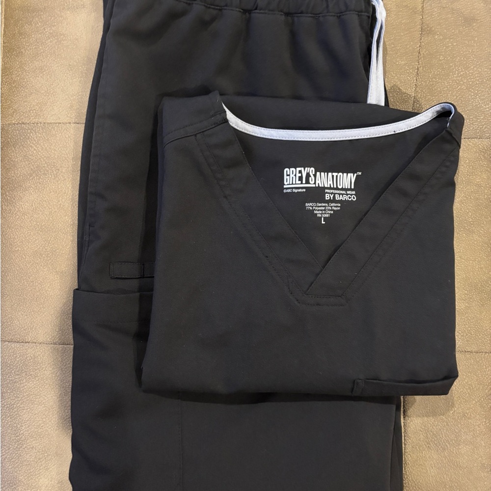 Grey's Anatomy Men's Scrub Top and Pants (Black)